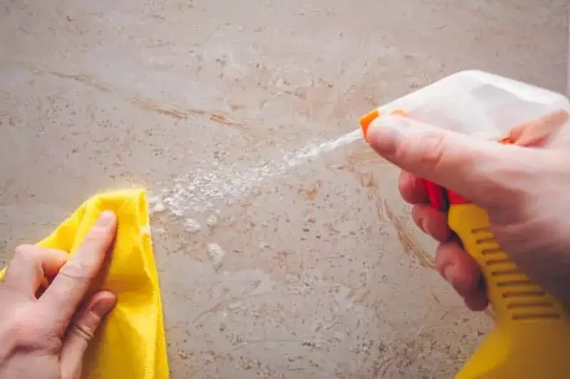 Skuteczne metody jak zmyć plamę ze ściany i uniknąć trwałych śladów