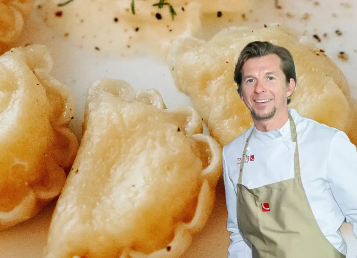 Szef kuchni prezentuje pyszne pierogi z serem, idealne na polski obiad.