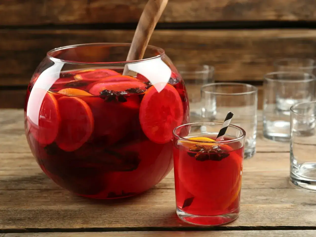 Aromaticzny poncz z pomarańczą i gwiazdkami anyżu, idealny na zimowe wieczory. Ten przepis na poncz zachwyci każdego!