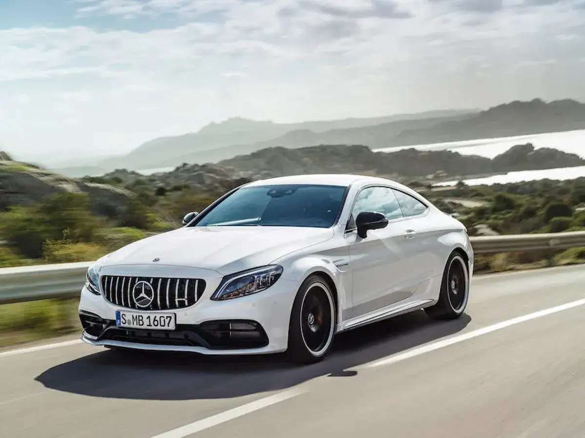 Mercedes-AMG C63 Coupé: V8 czy hybryda? Wybierz idealny model
