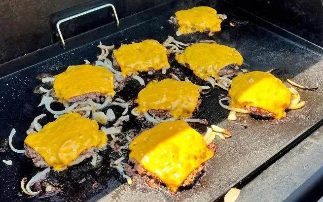 Co to smash burger? Odkryj sekrety idealnego burgera z grilla