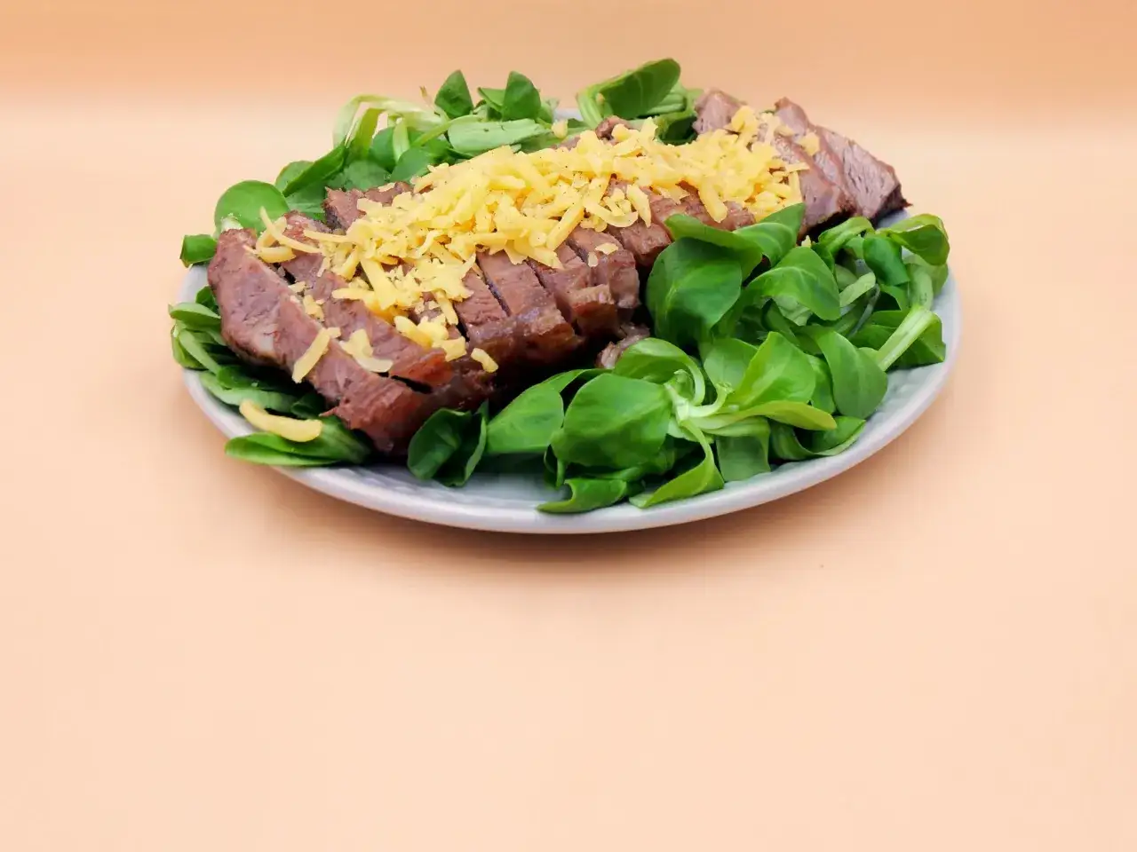 Jak upiec stek w piekarniku, aby był soczysty i pełen smaku?