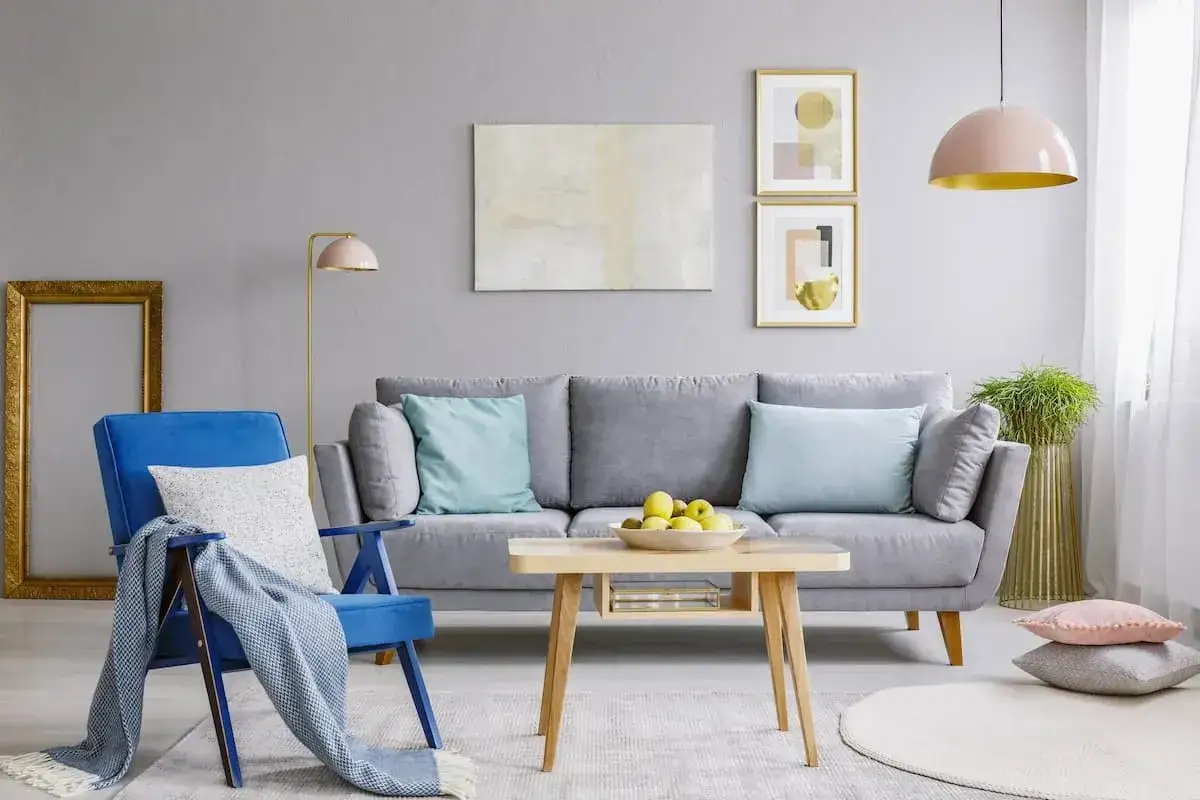 Mały salon w bloku? Urządź go sprytnie! Triki eksperta