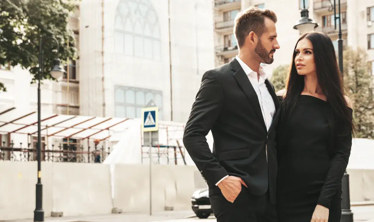 Garnitur, sukienka i pewność siebie - czyli jak ubrać się z klasą do świata kasyn