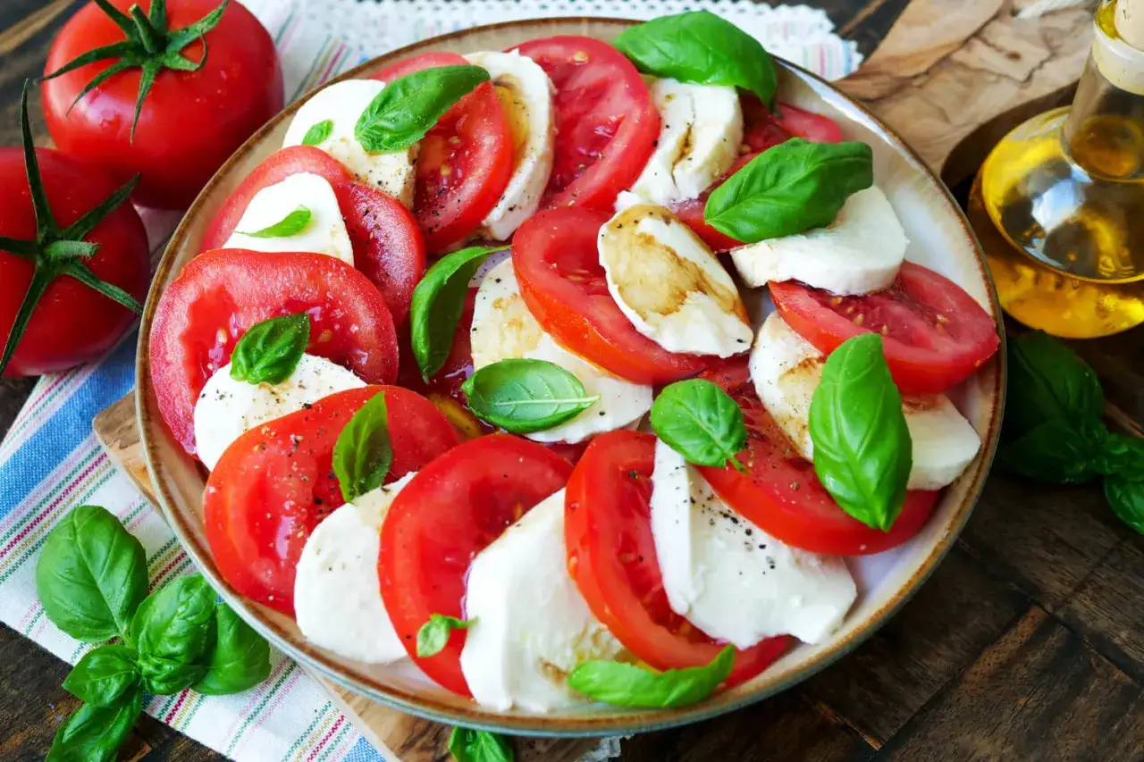 Tomaten-Mozzarella-Salat: Das beste Rezept & Tipps für Genießer