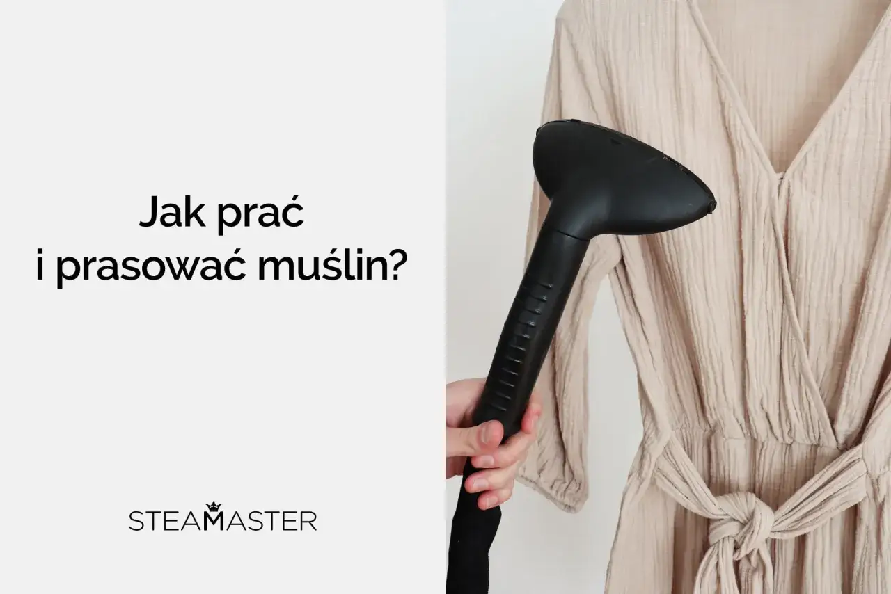 Ręka trzyma parownicę przy beżowej sukience z muślinu. Czy muślin się gniecie? Parownica Steamaster pomoże!