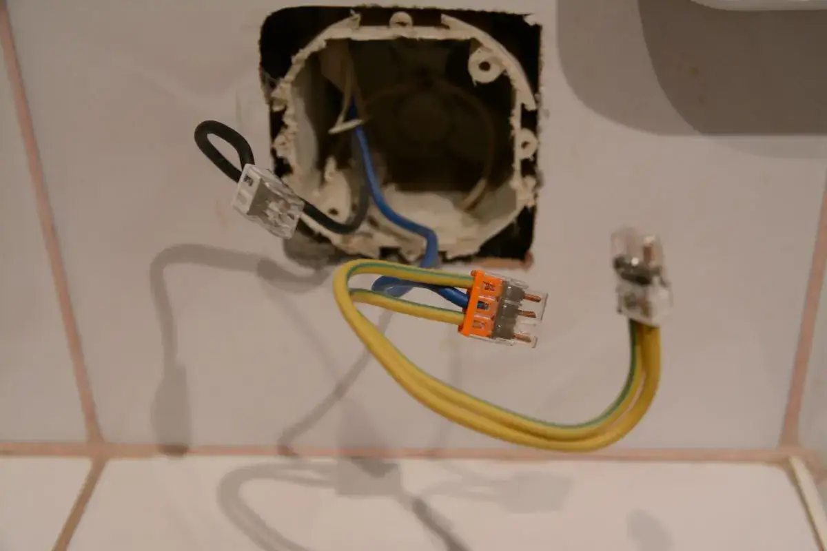 Jak podłączyć kabel 5 żyłowy do gniazdka bez ryzyka uszkodzeń