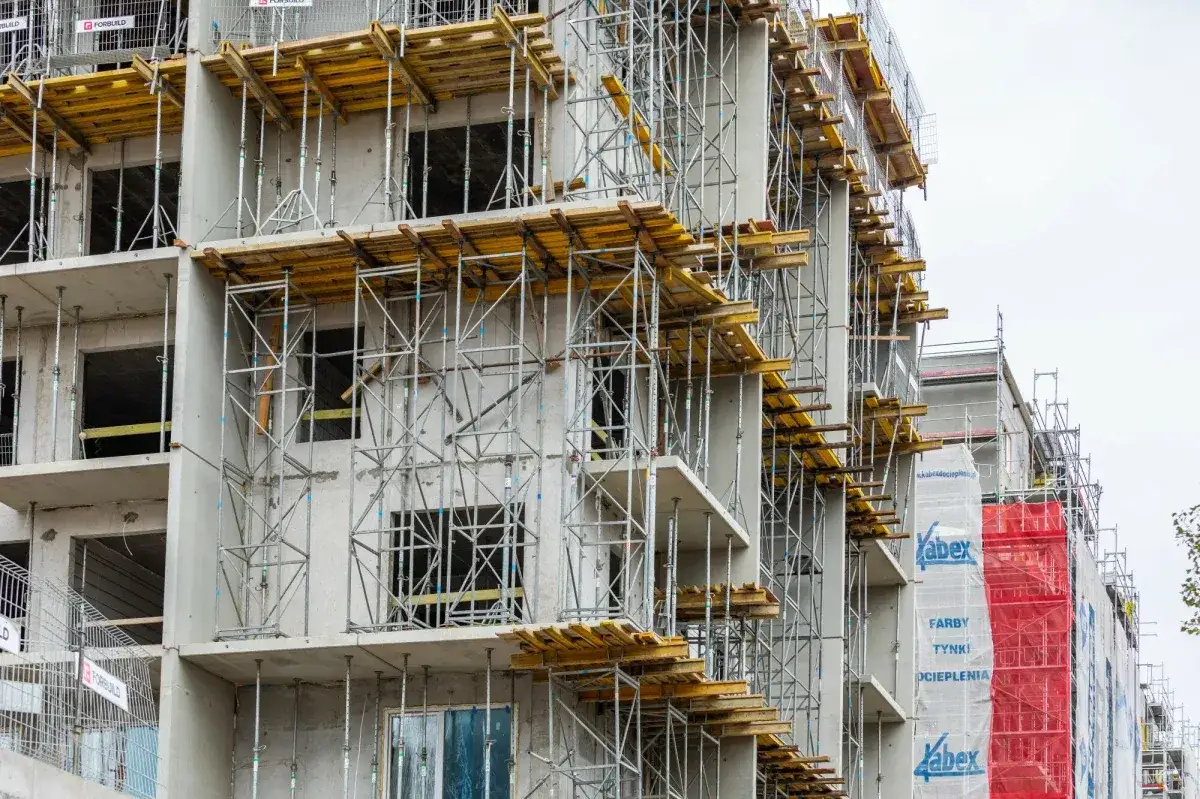 Ile kosztuje mieszkanie w bloku? Ukryte koszty i prognozy 2026