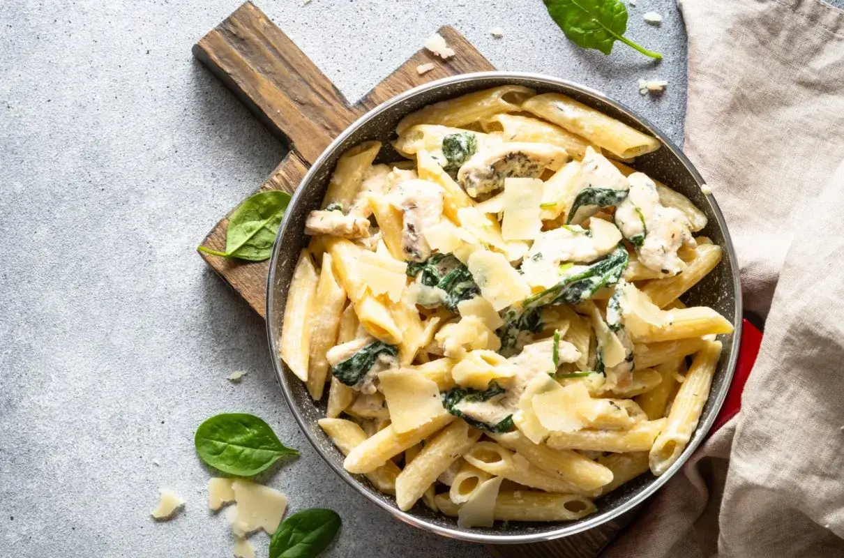 Szybki przepis na penne z kurczakiem i szpinakiem w 30 minut
