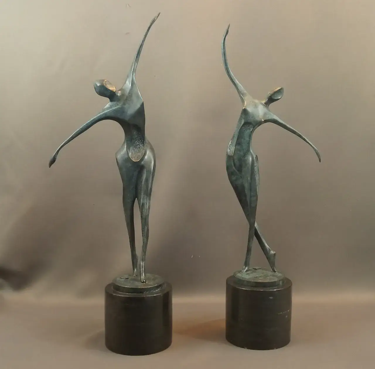 Sztuka nowoczesna rzeźby: jak materiały kształtują współczesne formy