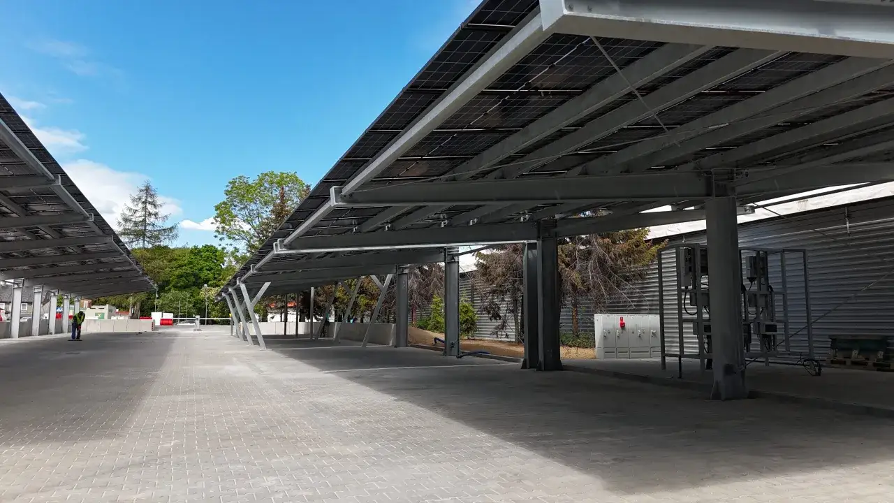 Carport: Zgłoszenie czy pozwolenie? Uniknij samowoli!