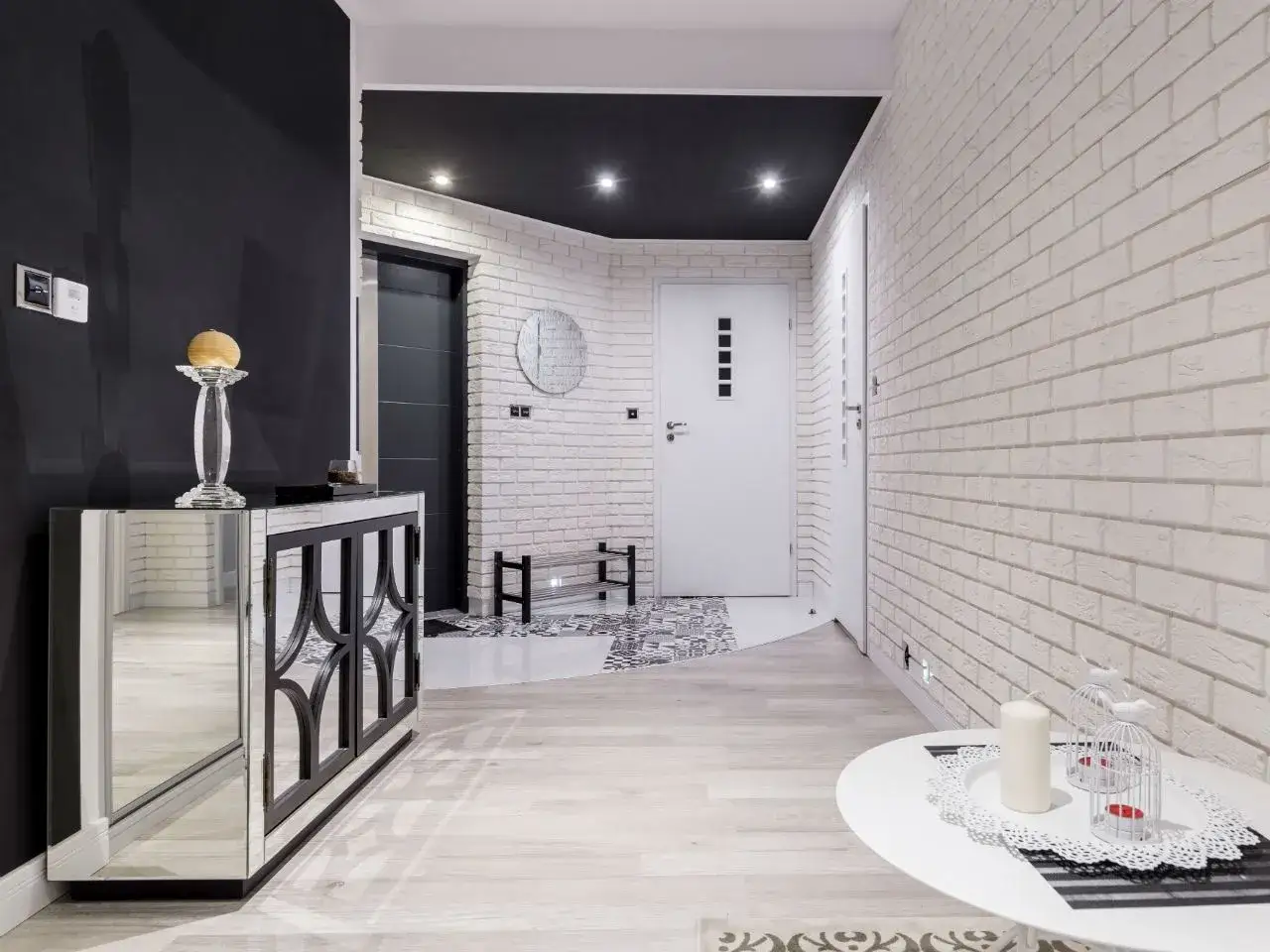 Co zamiast boazerii? Modne alternatywy i inspiracje na ściany