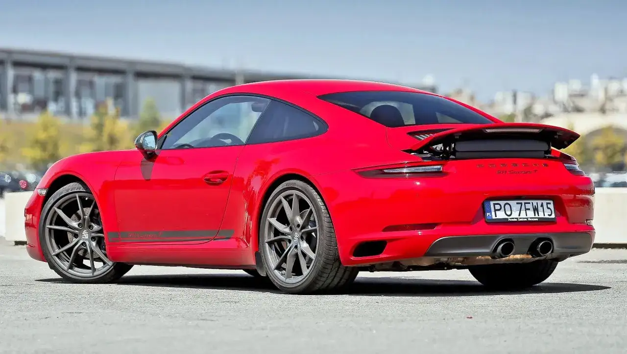 Czerwone Porsche 911 Carrera T z rejestracją PO 7FW15, widok z tyłu.