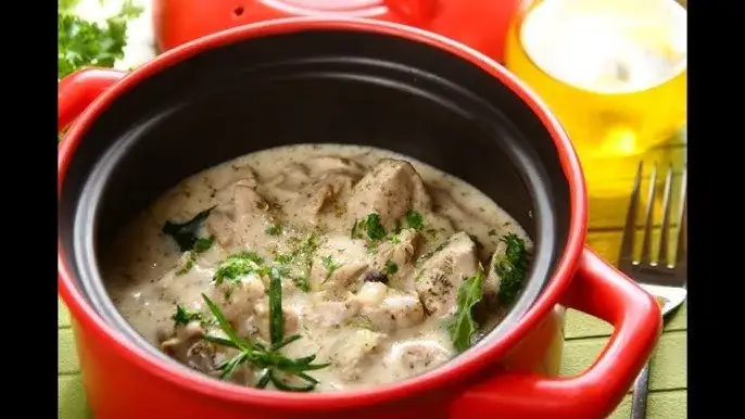 Aksamitny gulasz ze śmietaną? Hartuj ją jak pro!