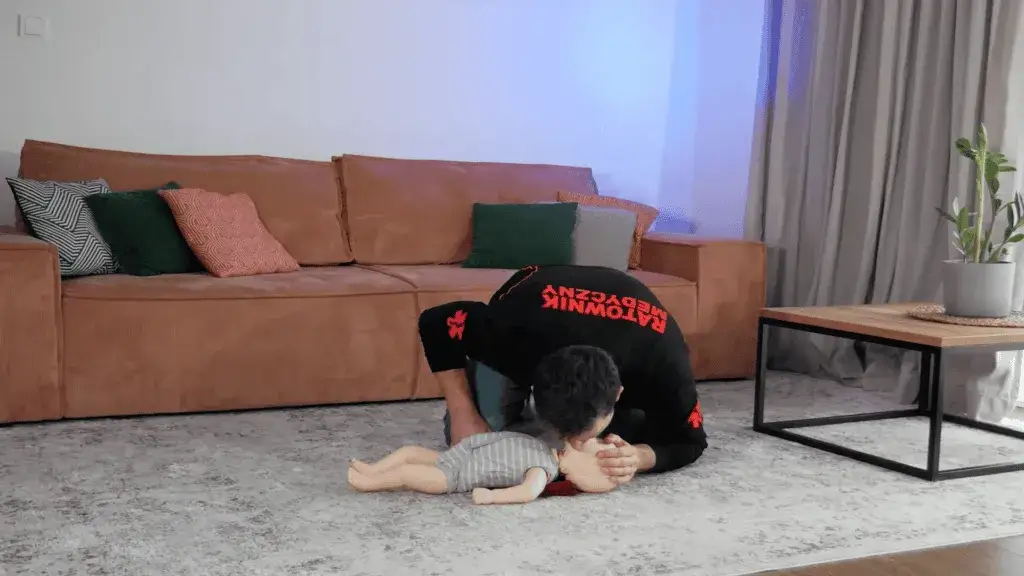 Ile wdechów w RKO? Dorosły, dziecko, niemowlę sprawdzamy!