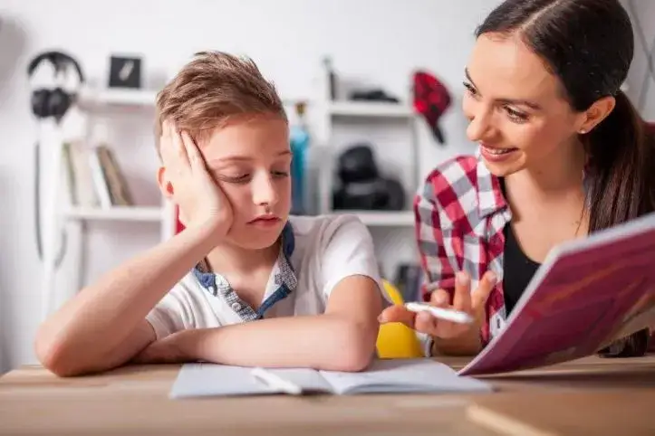 Kto może prowadzić zajęcia rewalidacyjne z dzieckiem z autyzmem? Sprawdź wymagania i kwalifikacje