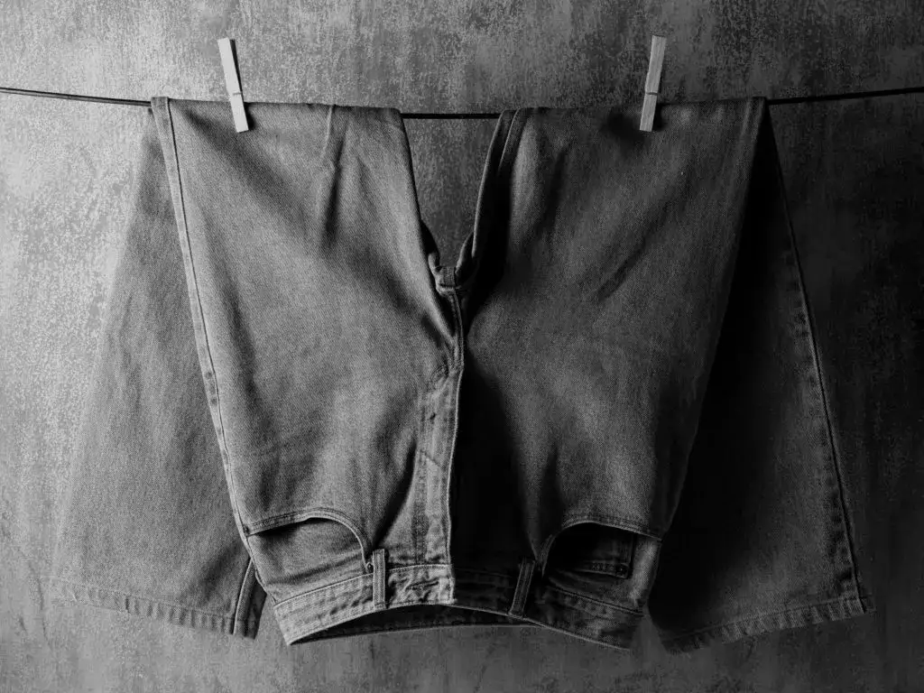 Jak zafarbować spodnie na czarno i uniknąć nierównomiernego koloru