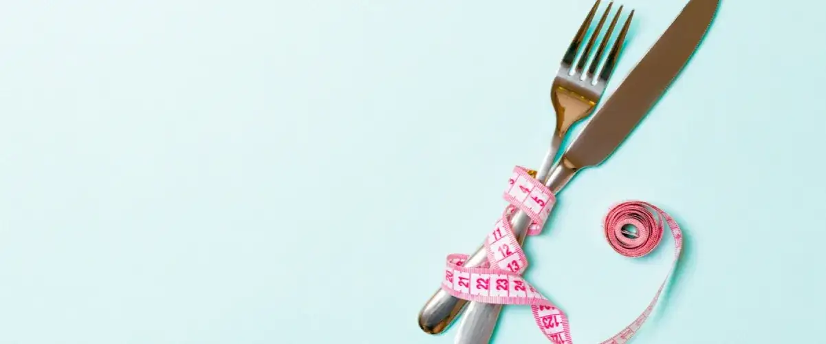 Czy głodówka odchudza? Odkryj prawdę o skutkach postu na wagę