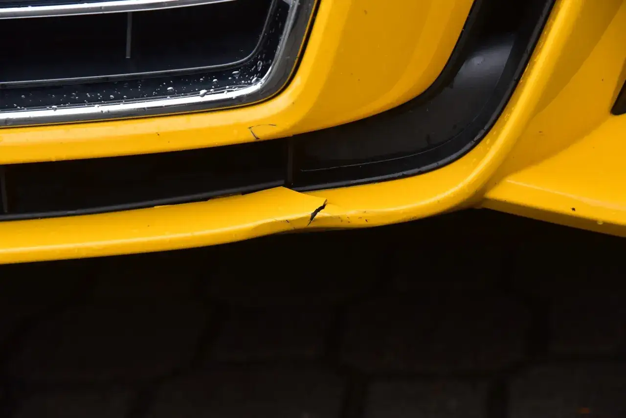 Ile kosztuje klejenie zderzaka? Sprawdź ceny i uniknij wysokich wydatków