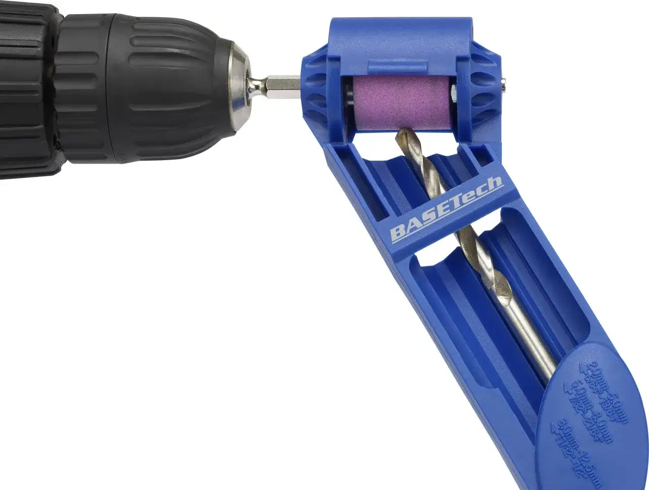 Niebieskie narzędzie do ostrzenia wierteł zamontowane w wiertarce, z widocznym wiertłem.