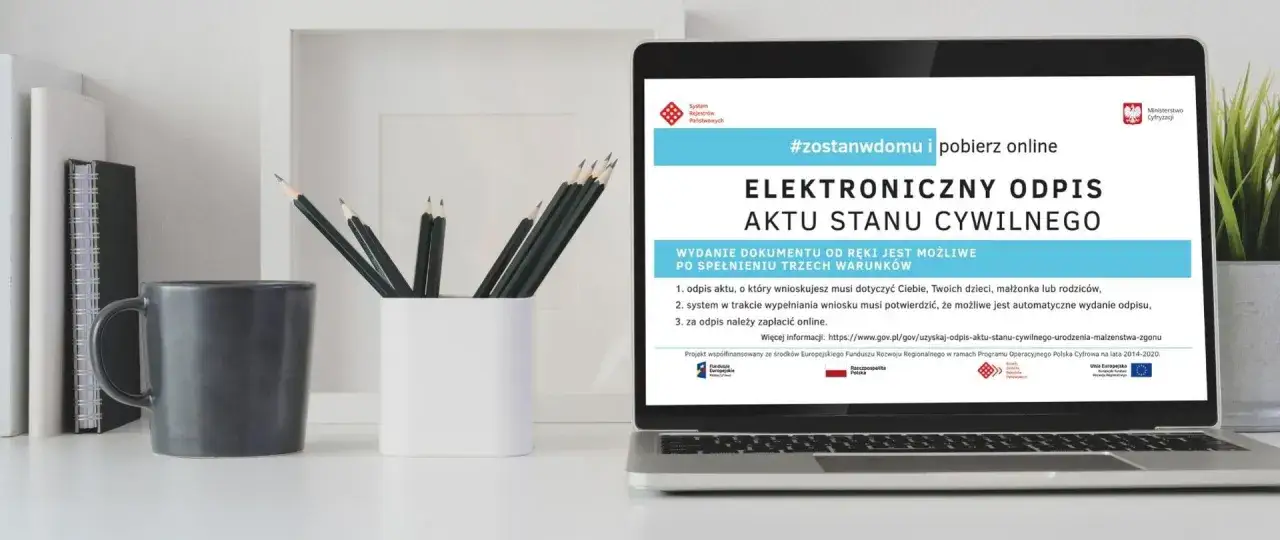 Laptop z ekranem wyświetlającym informację o elektronicznym odpisie aktu stanu cywilnego.