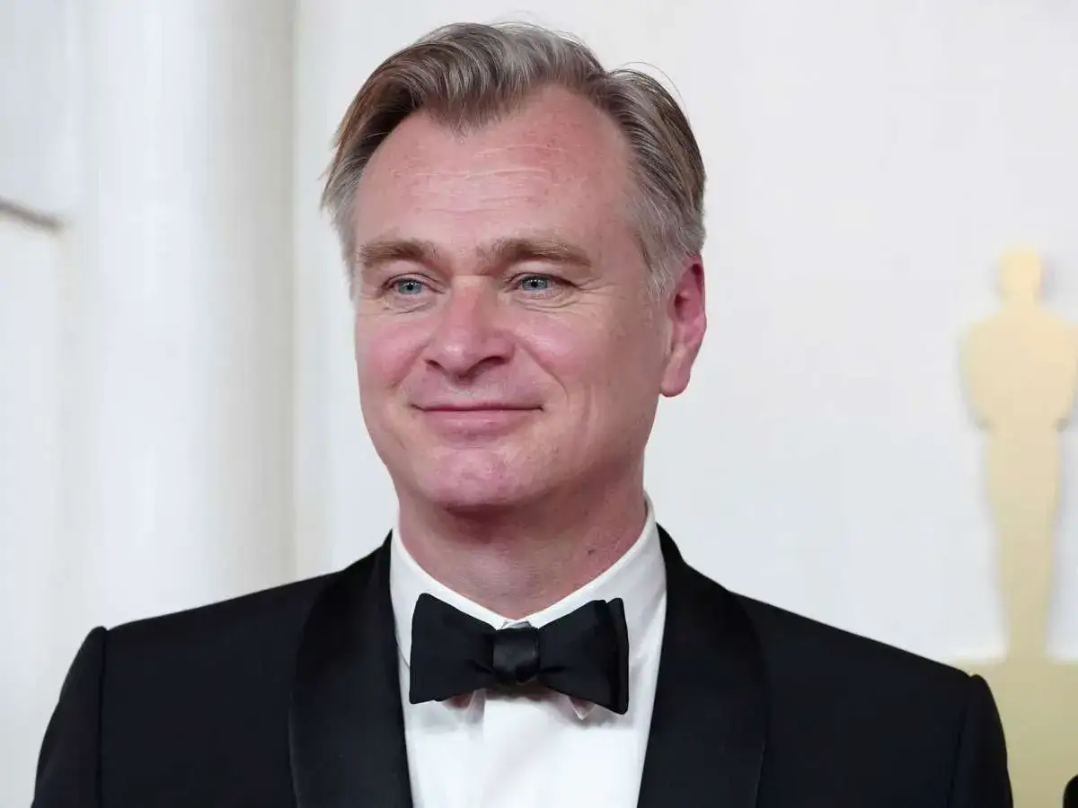 Christopher Nolan, twórca niezapomnianych filmów, w eleganckim smokingu.