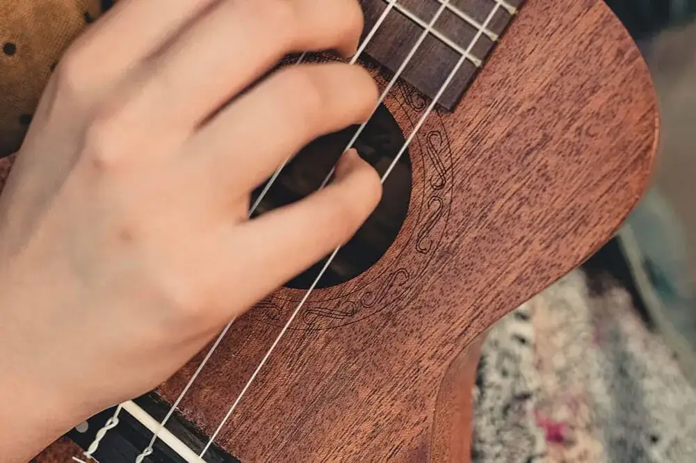 Czym się różni ukulele sopranowe od tenorowego? Odkryj kluczowe różnice