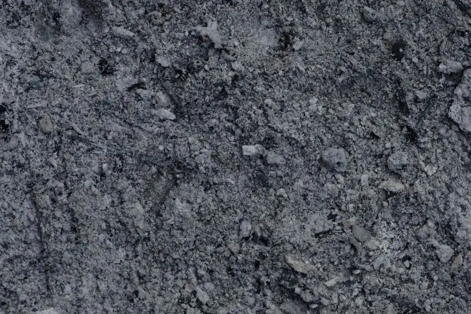 Gdzie wyrzucić popiół z grilla? Bezpieczne metody utylizacji