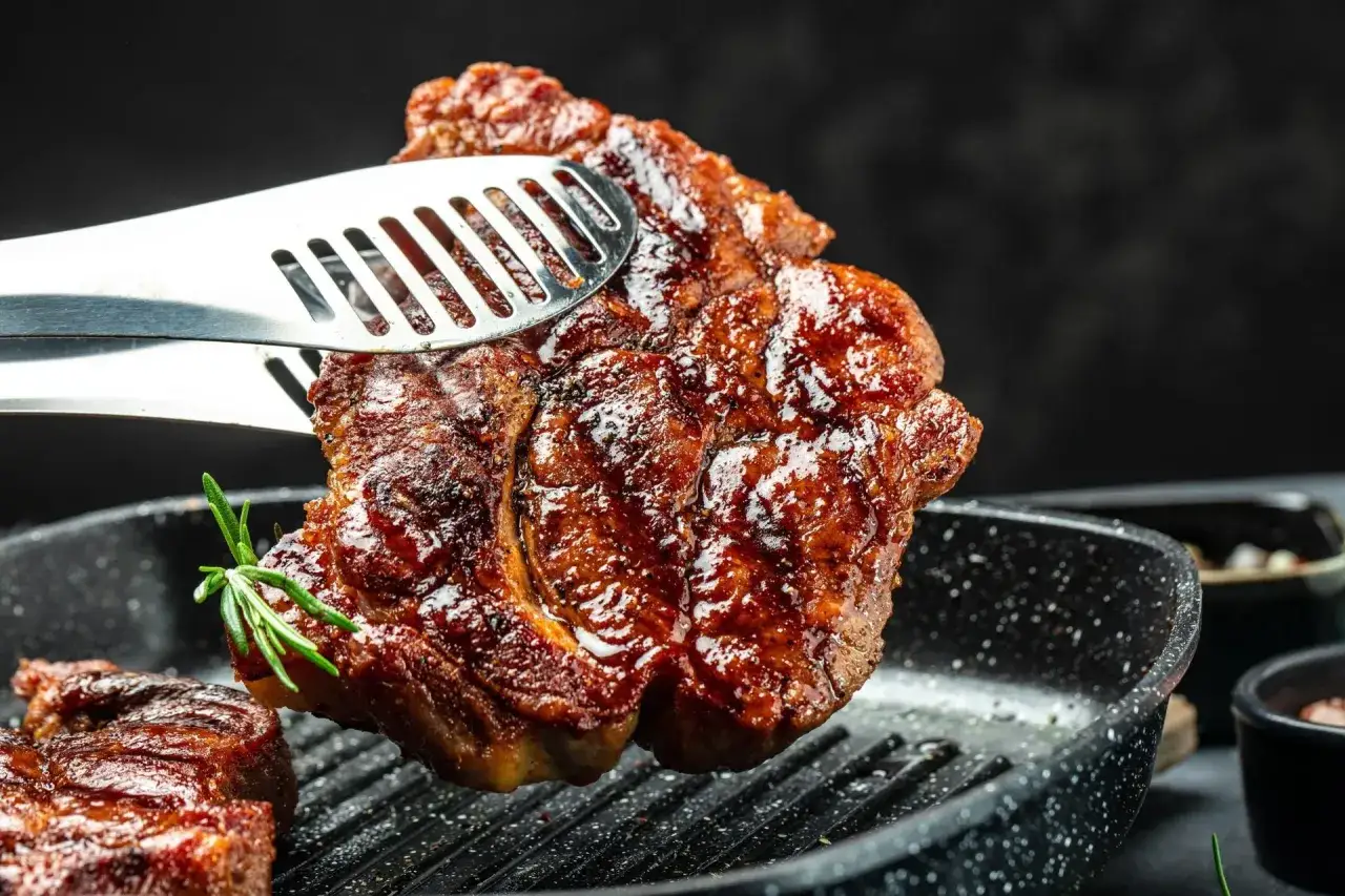 Najlepsza zalewa do karkówki na grilla, która zachwyci smakiem