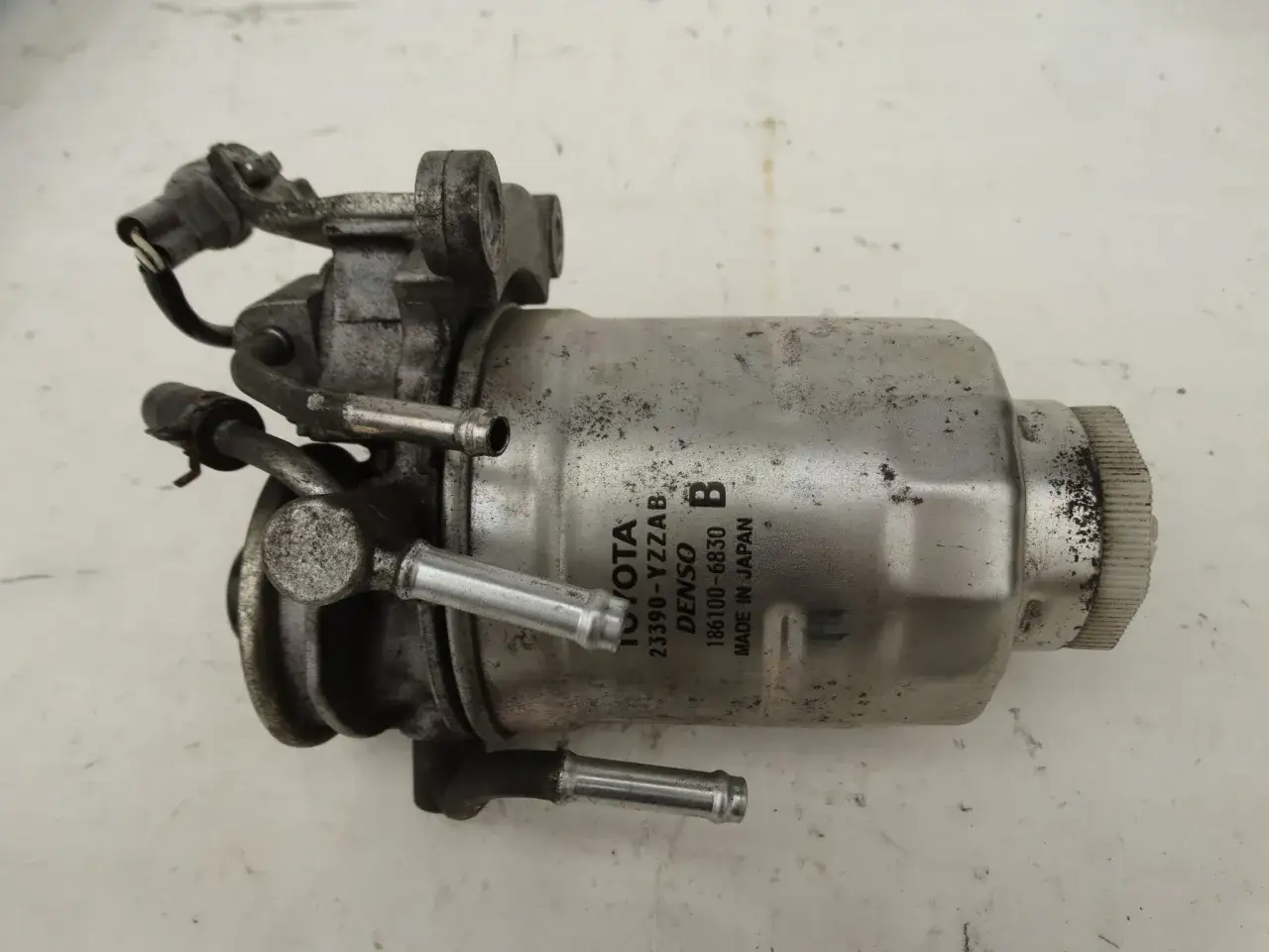 Gdzie jest filtr paliwa w Toyota Auris 1.6? Oto co musisz wiedzieć