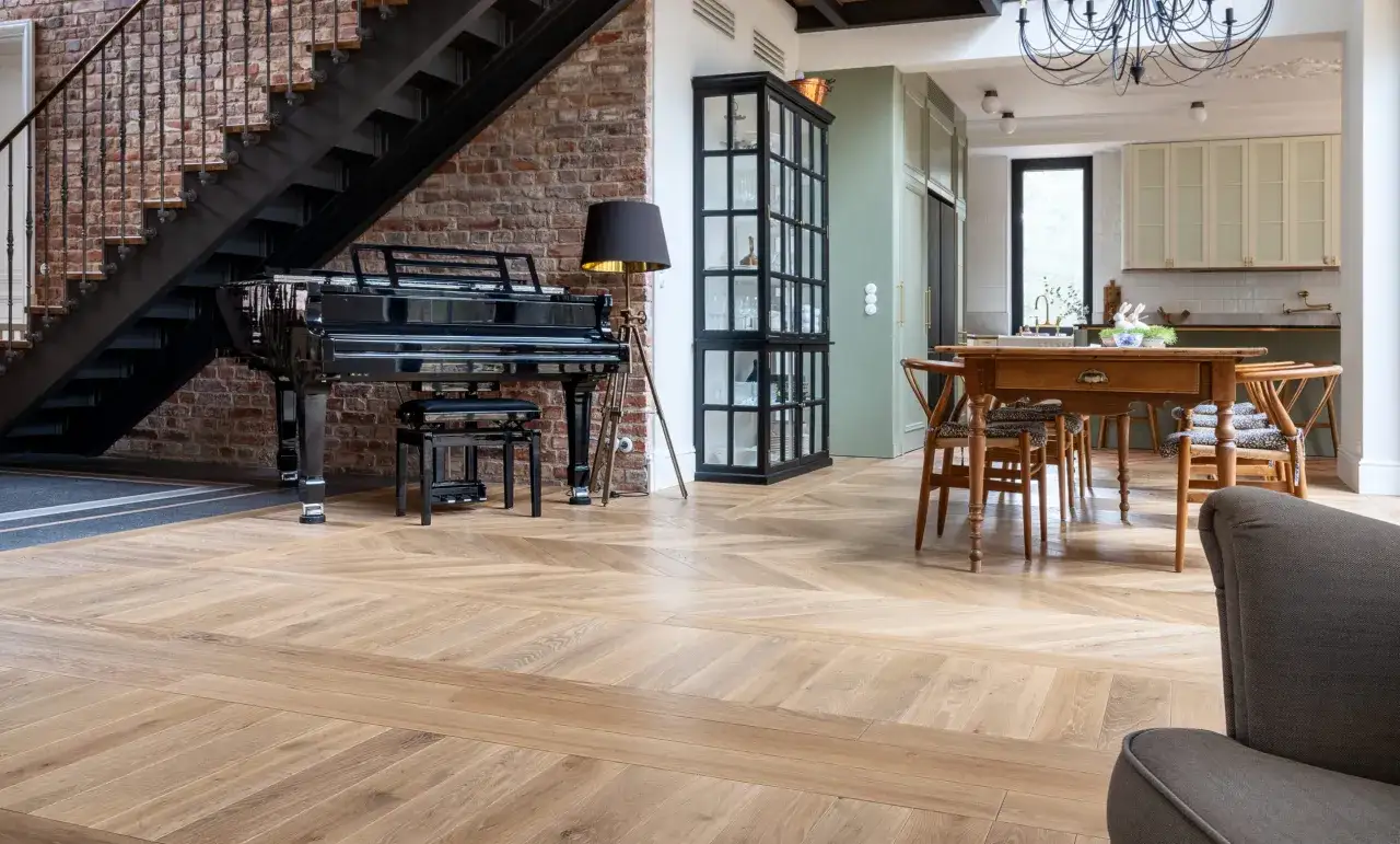 Jak połączyć podłogę w kuchni z salonem i uniknąć stylowych błędów