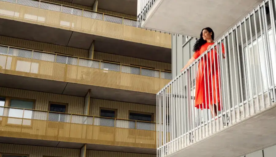 Palenie na balkonie w bloku: Czy wolno? Poznaj swoje prawa!