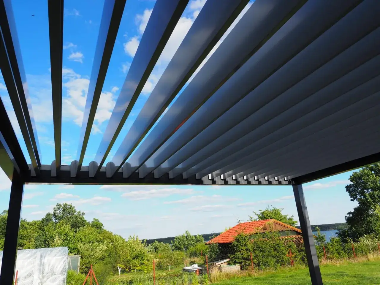 Jaki dach na pergolę? Luksusowe lamele, praktyczny poliwęglan czy szkło