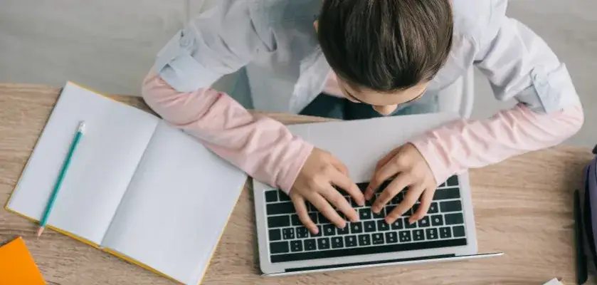 Twój laptop pożera prąd? Sprawdź, ile kosztuje i jak oszczędzać