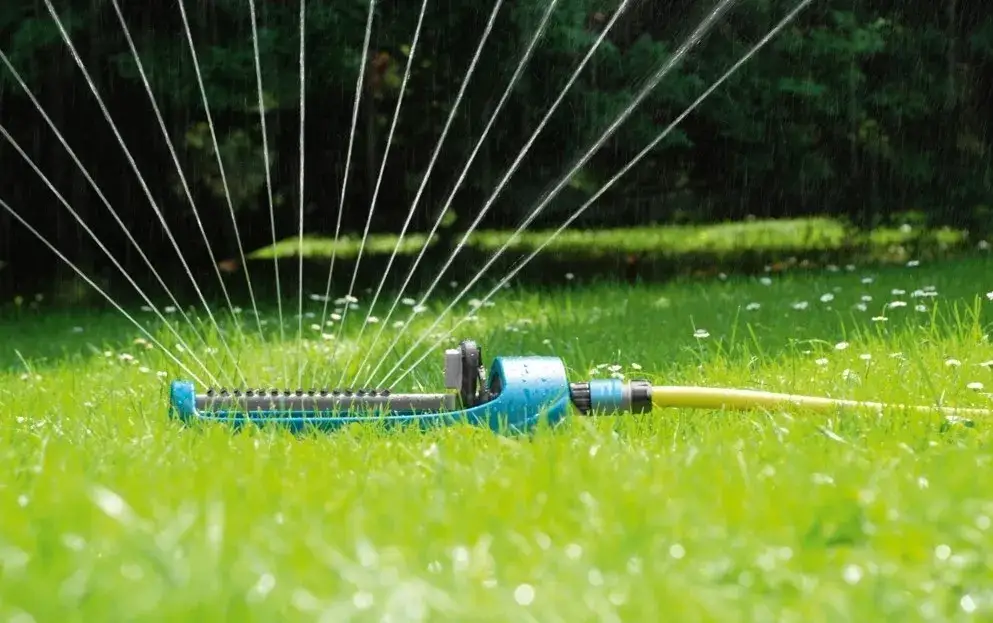 Jak działa zraszacz oscylacyjny? Sekret równomiernego podlewania