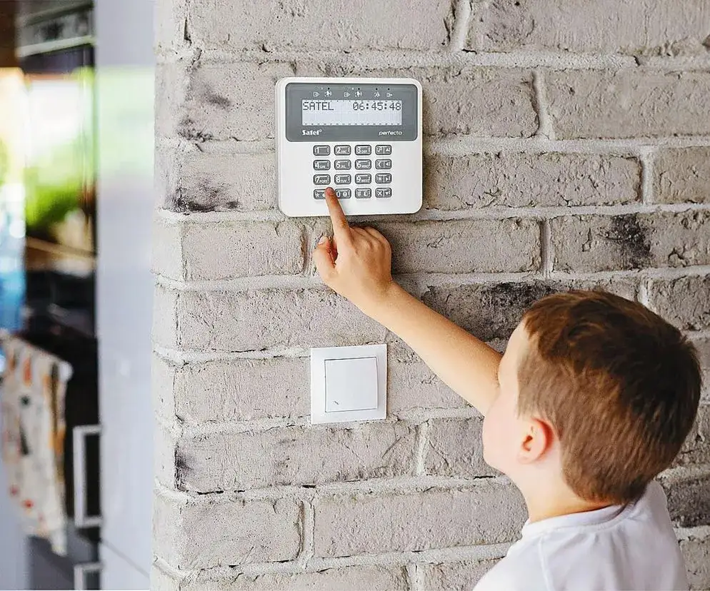 Alarm w domu na czym polega i jak skutecznie chronić swoją przestrzeń