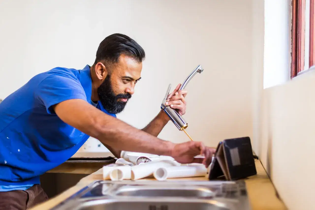 Ile zarabia hydraulik w Warszawie? Zaskakujące fakty o wynagrodzeniach