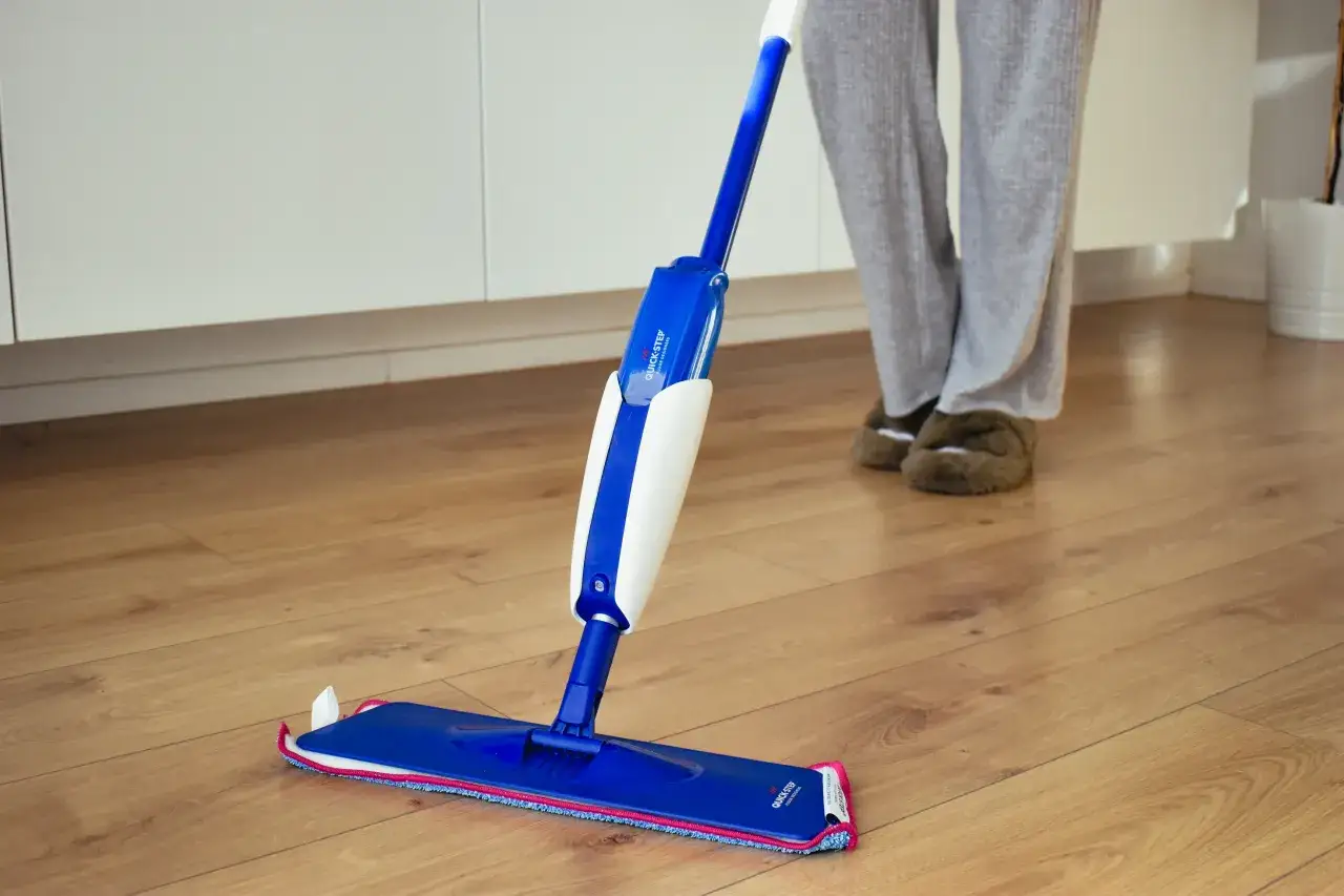 Jak pielęgnować panele podłogowe, aby uniknąć kosztownych zniszczeń?