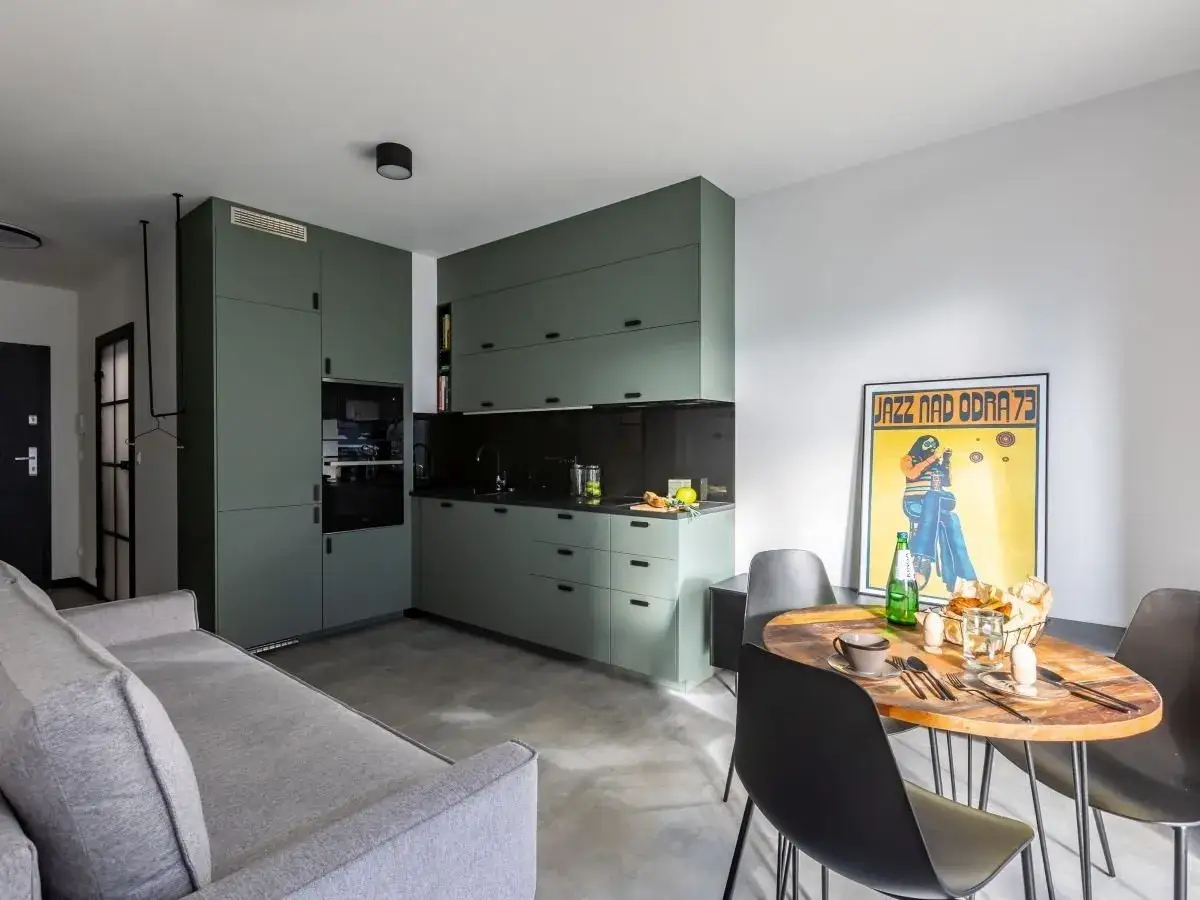 Jak urządzić wąski salon? Sprytne triki na efekt "wow"!