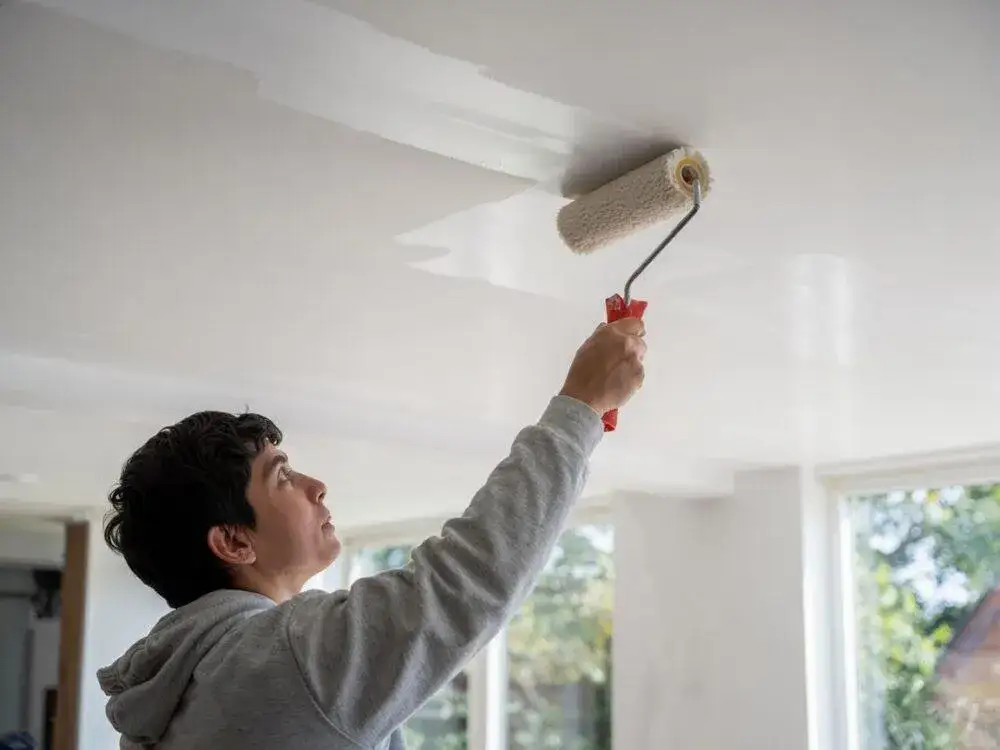 Malowanie sufitu bez smug: Jak uniknąć błędów?