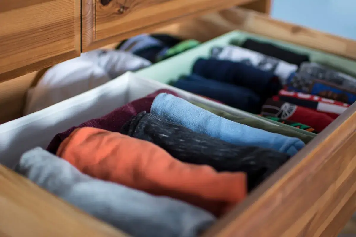 Małe mieszkanie: Jak wykorzystać sufit? Genialne triki!