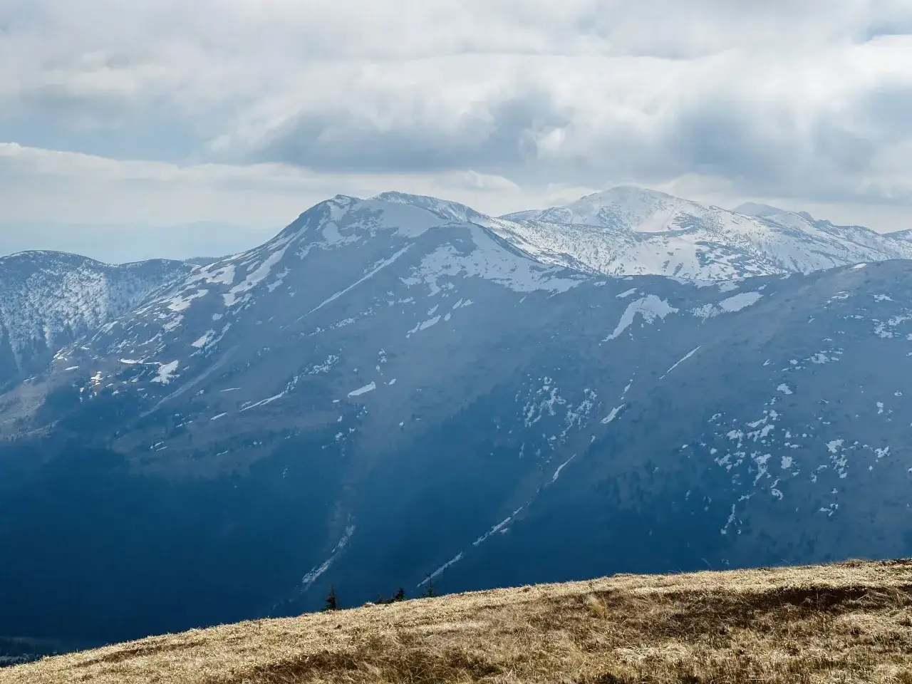 Majestatyczne Tatry zachwycają ośnieżonymi szczytami i malowniczymi dolinami. To prawdziwe atrakcje dla miłośników górskich wędrówek i pięknych krajobrazów.
