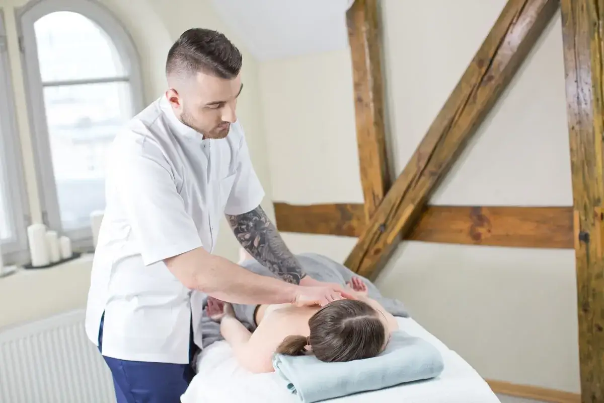 Fizjoterapeuta bez studiów? Prawda i legalne alternatywy