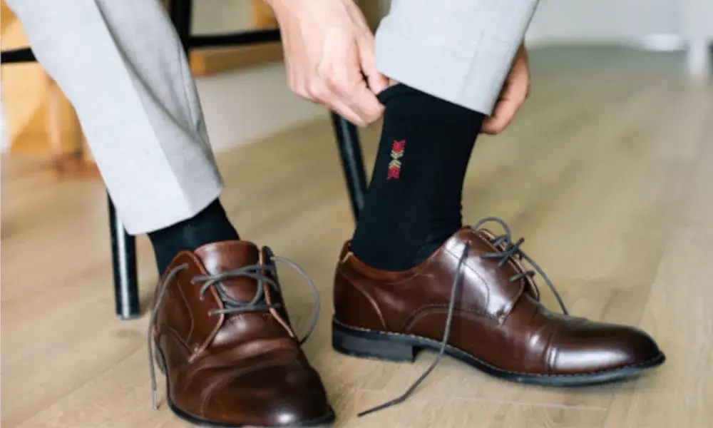 Jak dobrać skarpetki do garnituru? Zasady elegancji