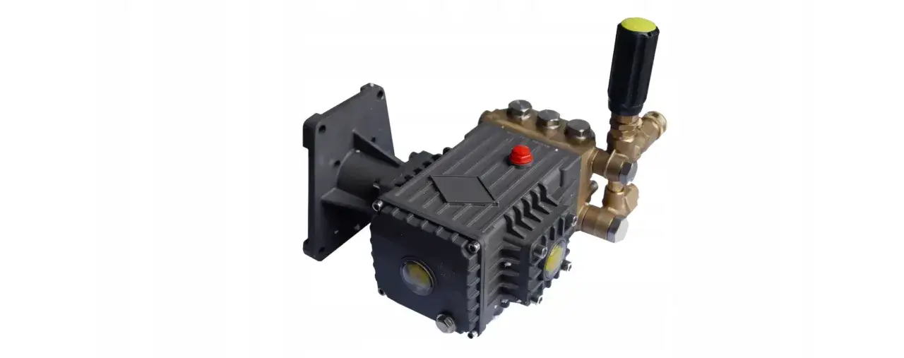 Pompa do myjki ciśnieniowej z mosiężnymi elementami i czarną obudową. Pokazuje, jak działa myjka ciśnieniowa, generując silny strumień wody.