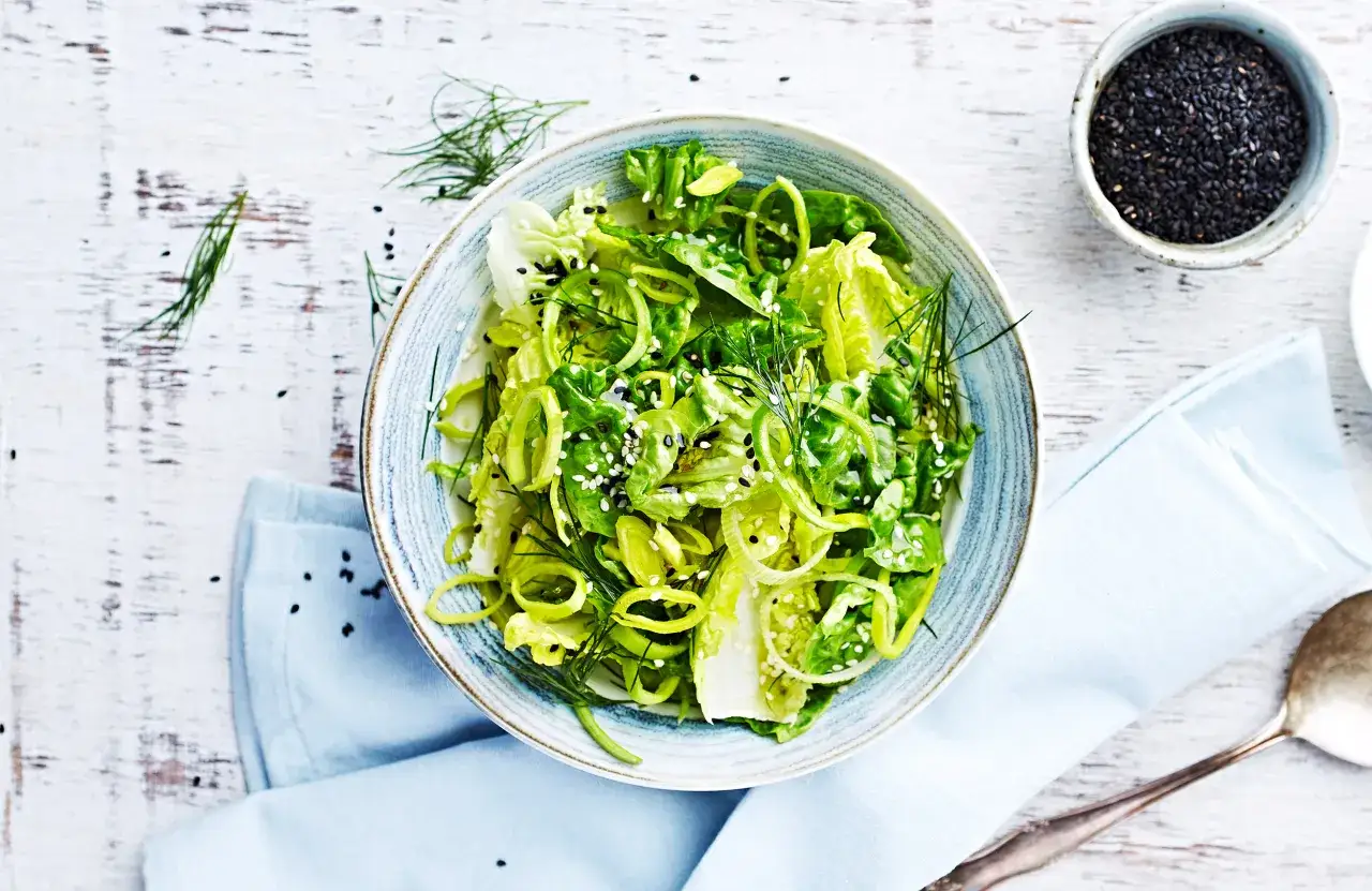 Zdrowe sałatki: 4 przepisy, by jeść lekko i sycąco bez pułapek