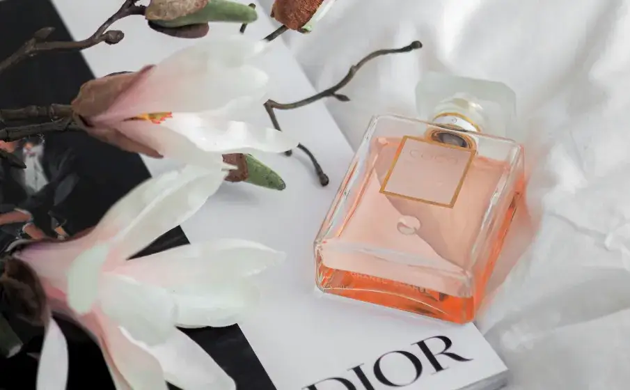 Jak sprawić, żeby perfumy dłużej się utrzymywały? Skuteczne sposoby