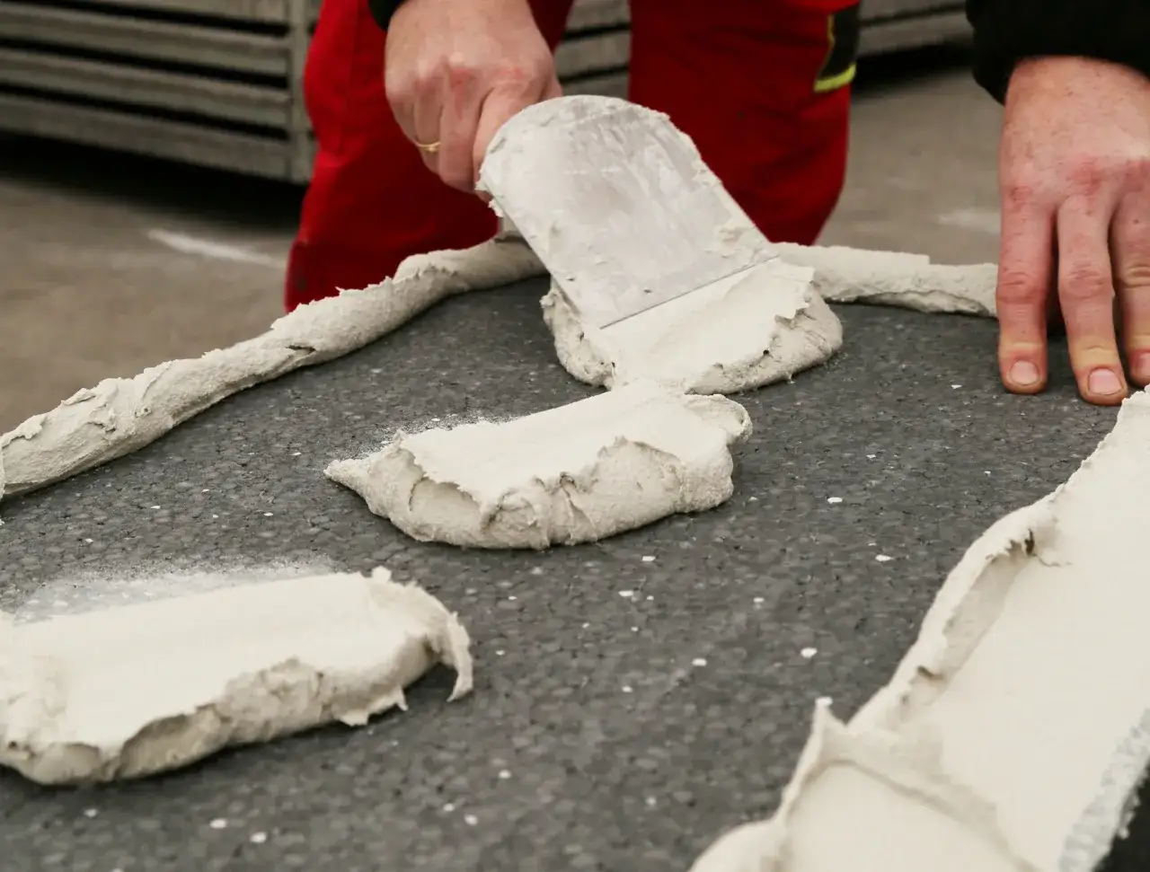 Czy styropian grafitowy trzeba przecierać, aby uniknąć problemów z klejem?