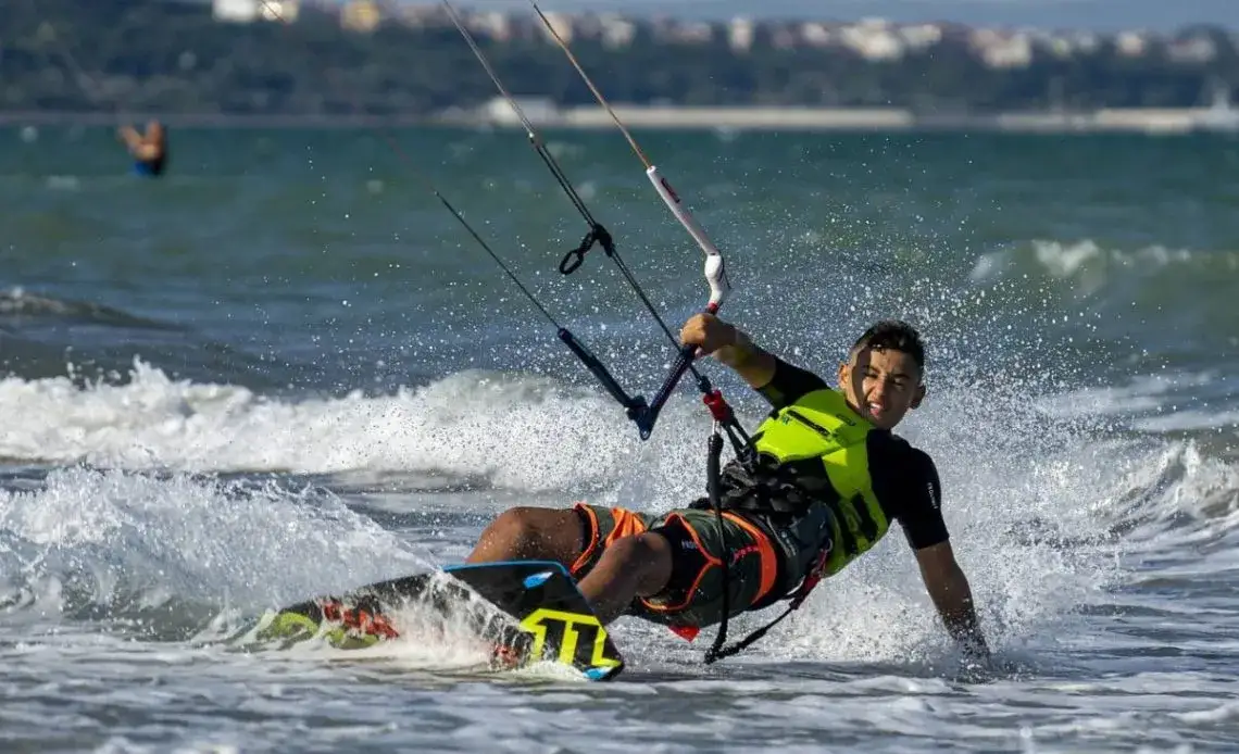 Jak pływać na kitesurfingu: najważniejsze techniki dla początkujących