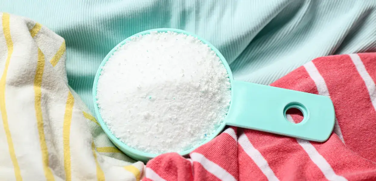 Skuteczne sposoby na pozbycie się tłustych plam z ubrań w domu